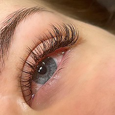 Skropstas un uzacis, Rīga