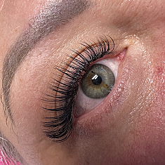 Skropstas un uzacis, Rīga