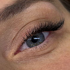 Skropstas un uzacis, Rīga