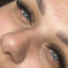 Skropstas un uzacis, Rīga