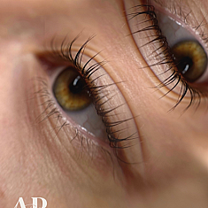 Skropstas un uzacis, Rīga