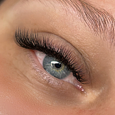 Skropstas un uzacis, Rīga