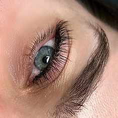 Skropstas un uzacis, Rīga