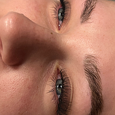 Skropstas un uzacis, Rīga