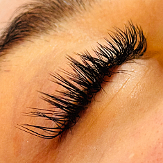 Skropstas un uzacis, Rīga