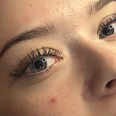 Skropstas un uzacis, Rīga