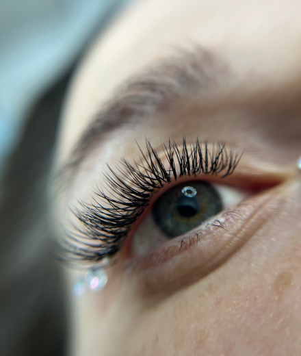 Skropstas un uzacis, Rīga