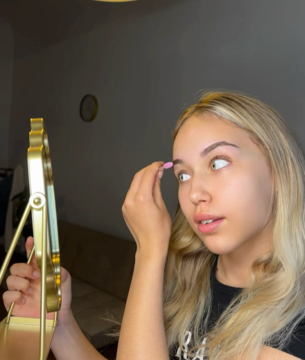 Skropstas un uzacis, Rīga