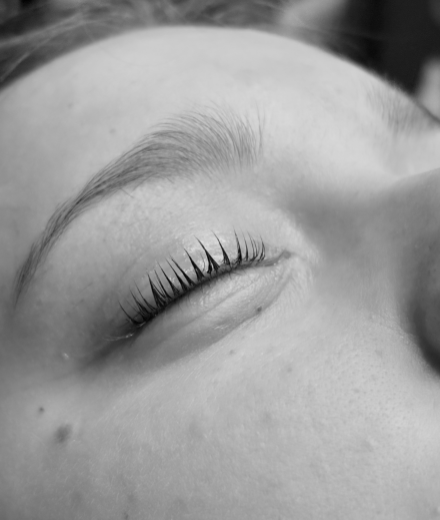 Skropstas un uzacis, Rīga